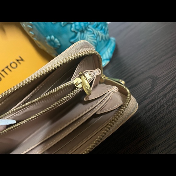 Authentic Louis Vuitton Vernis Zippy Wallet
See ALL pics inc. Box & Dust Bag - Picture 11 of 12